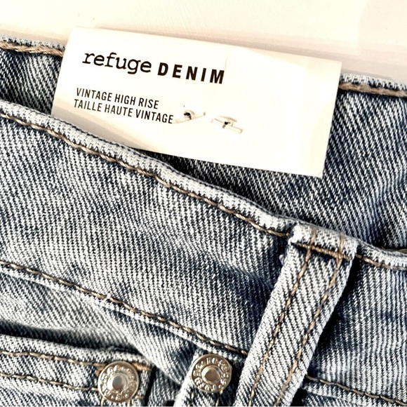 Refuge Vintage High Rise Light Wash Mom Jeans - Picture 11 of 11